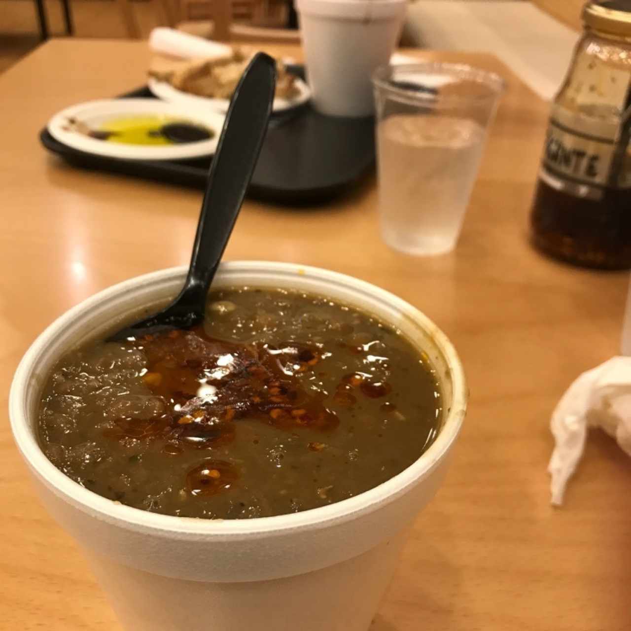 Sopa de lentejas con un toque de picante y croutons para acompañar