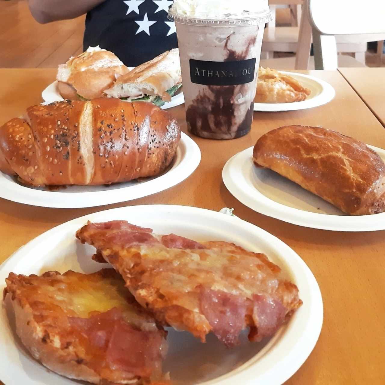 pizza de jamon, cachito de jamon, empanada de queso, frappe de cookies and creme con cafe, emparedado de pernil con mozzarrella