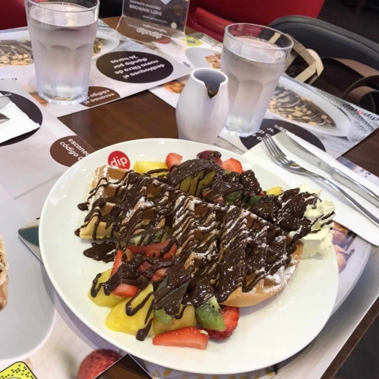 Waffles con frutas y chocolate 