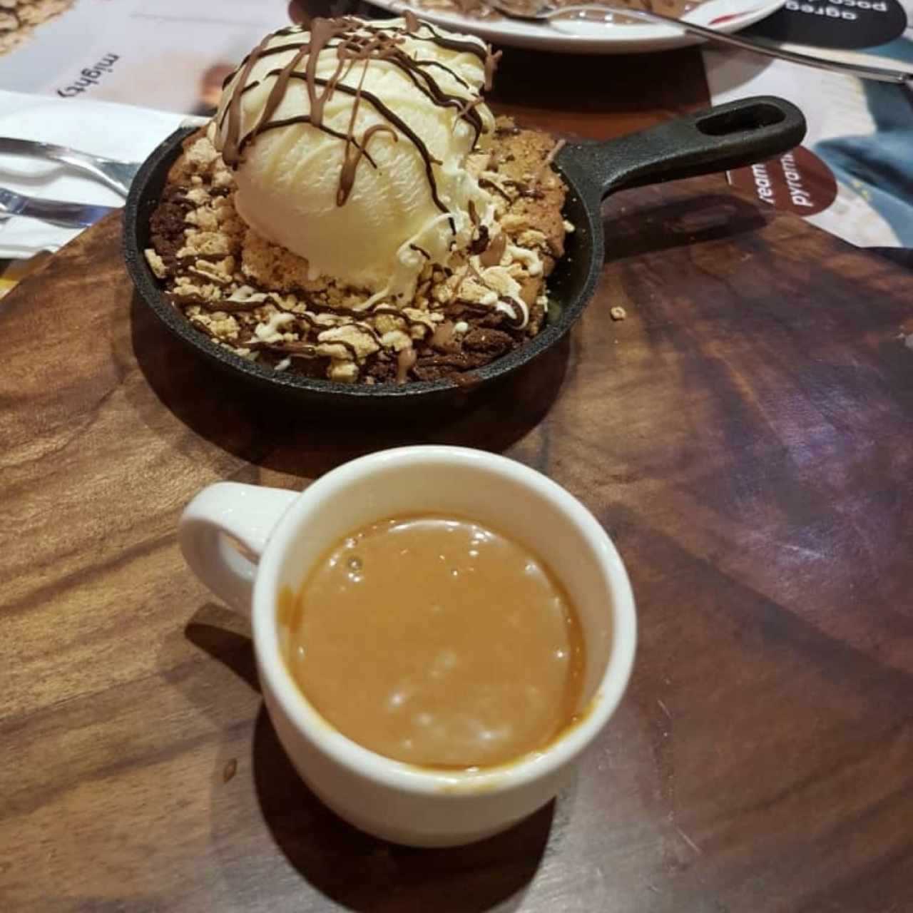 Galleta con brownie helado de vainilla y salsa de dulce de leche