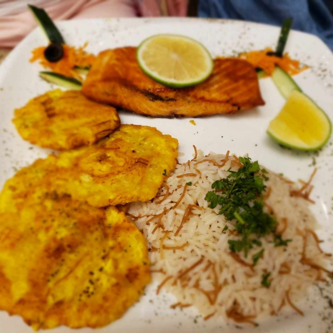 Salmón con arroz, fideo y patacones