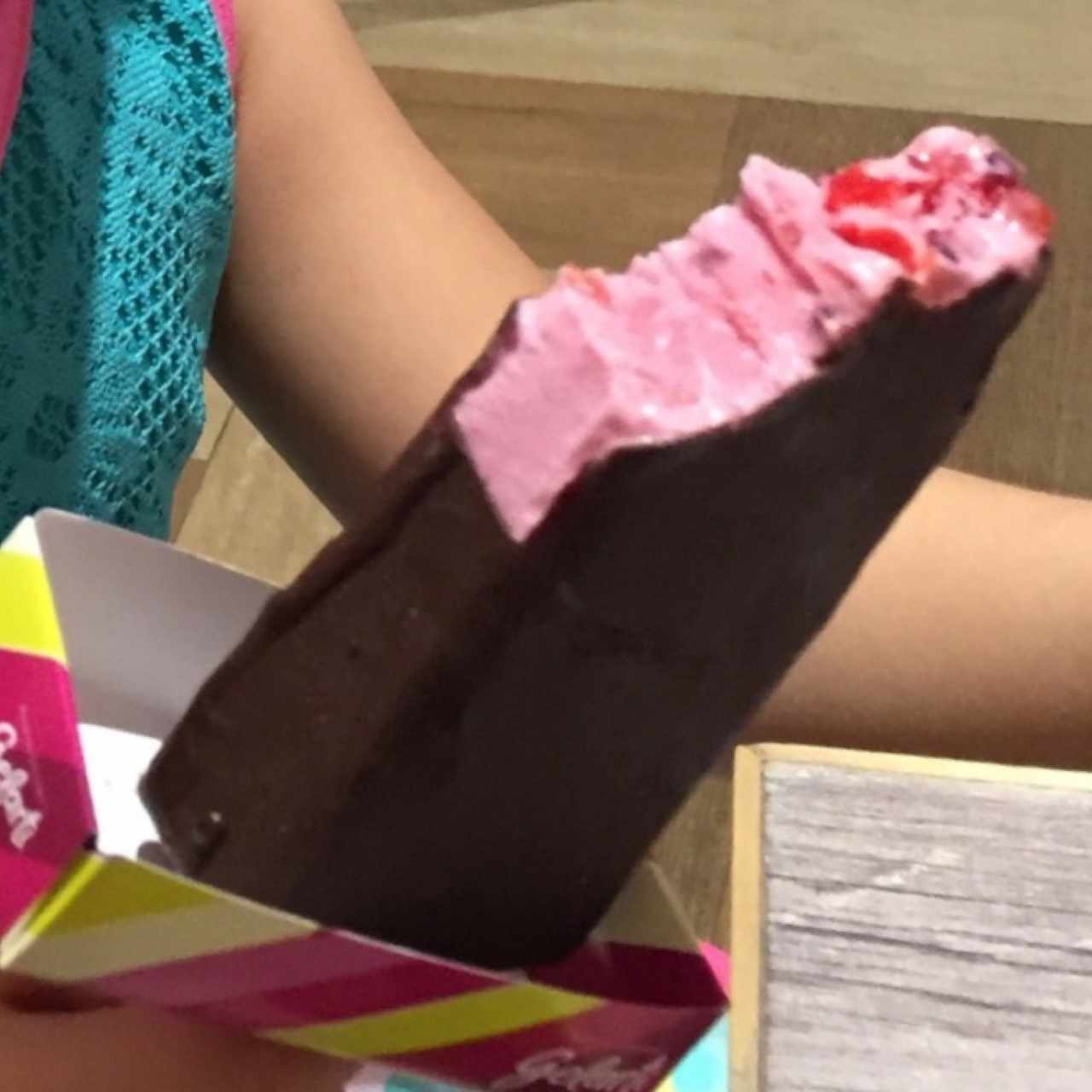 paleta de fresa bañado con chocolate