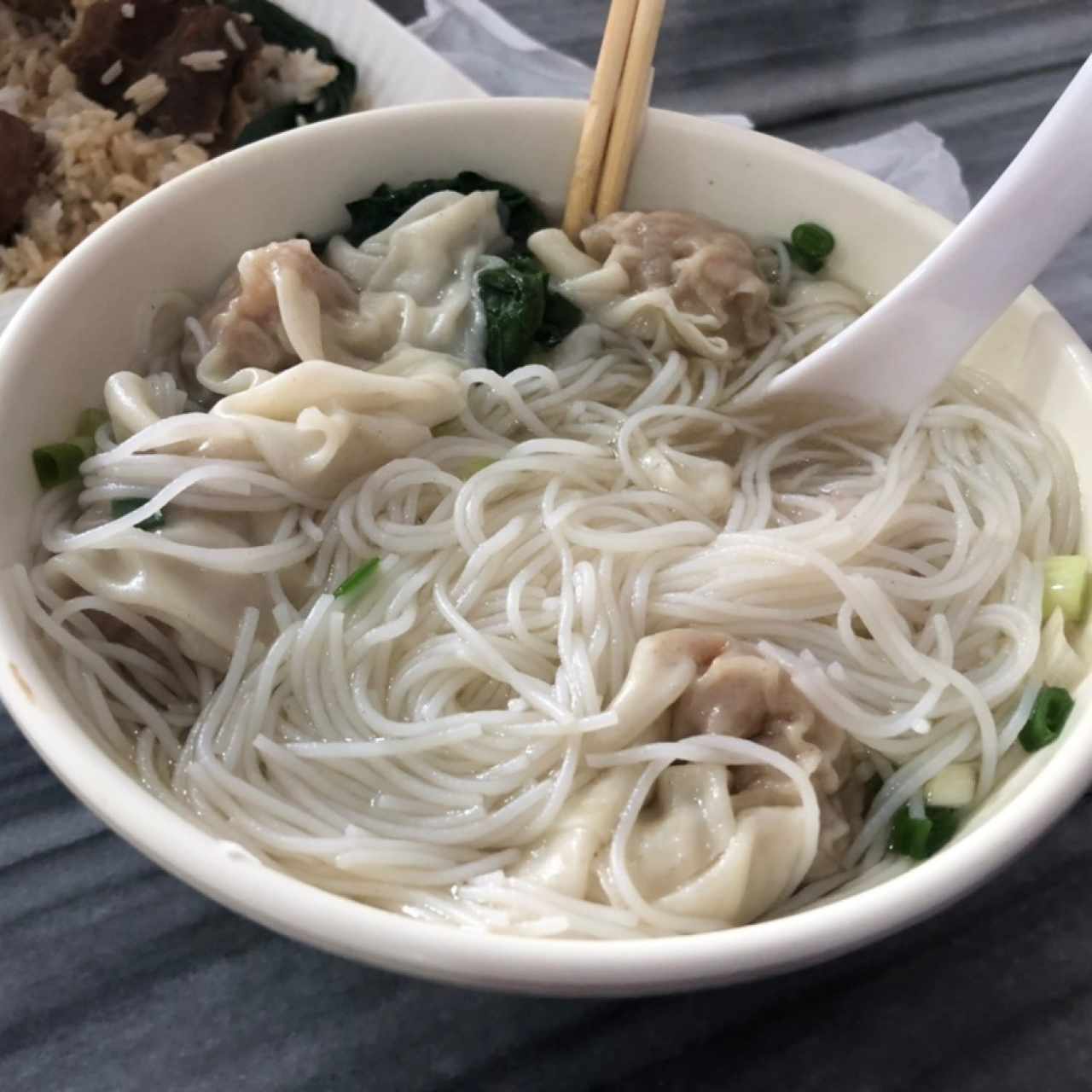 Sopa de Wanton con Fideos de Arroz