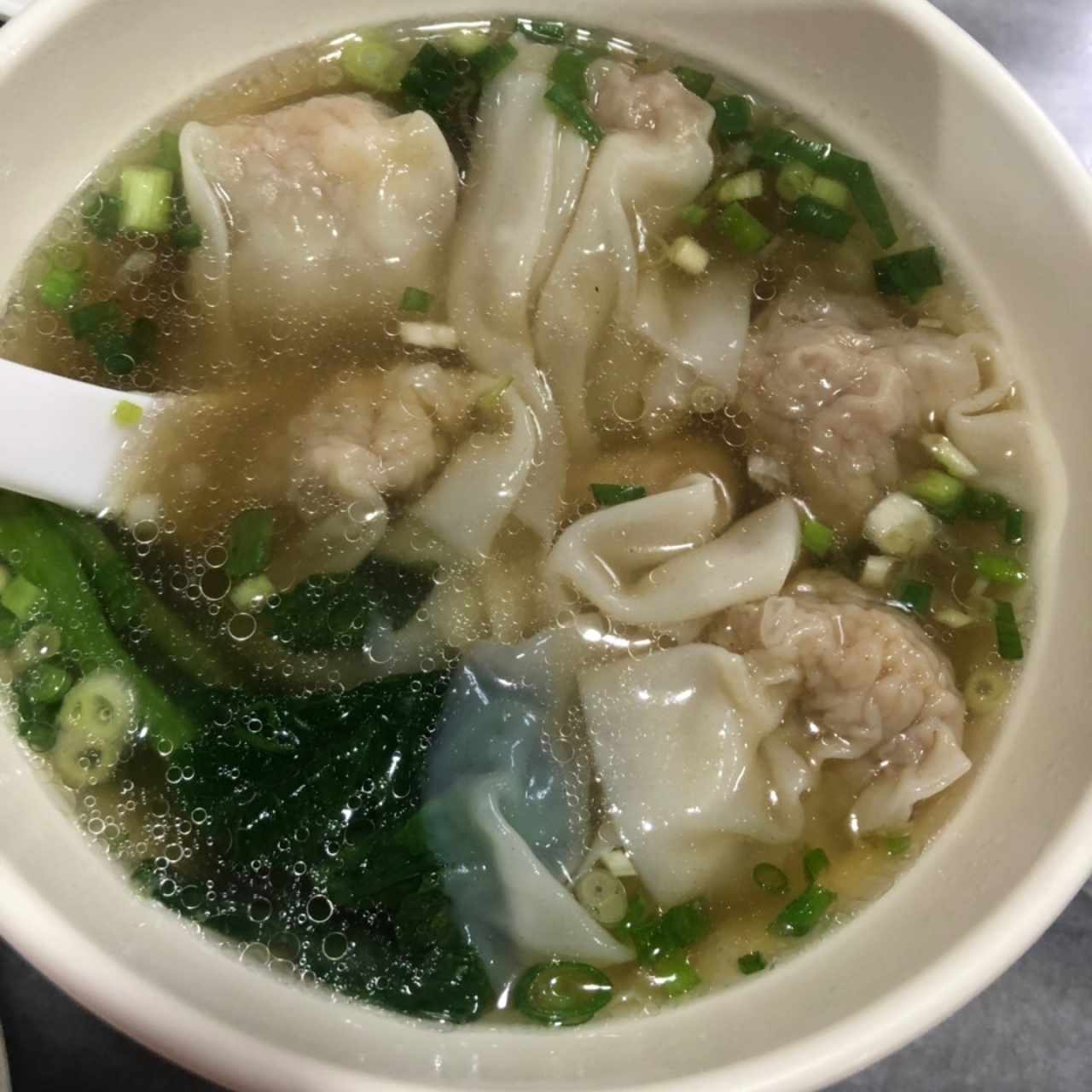 Sopa de wanton con puerco y camarón 