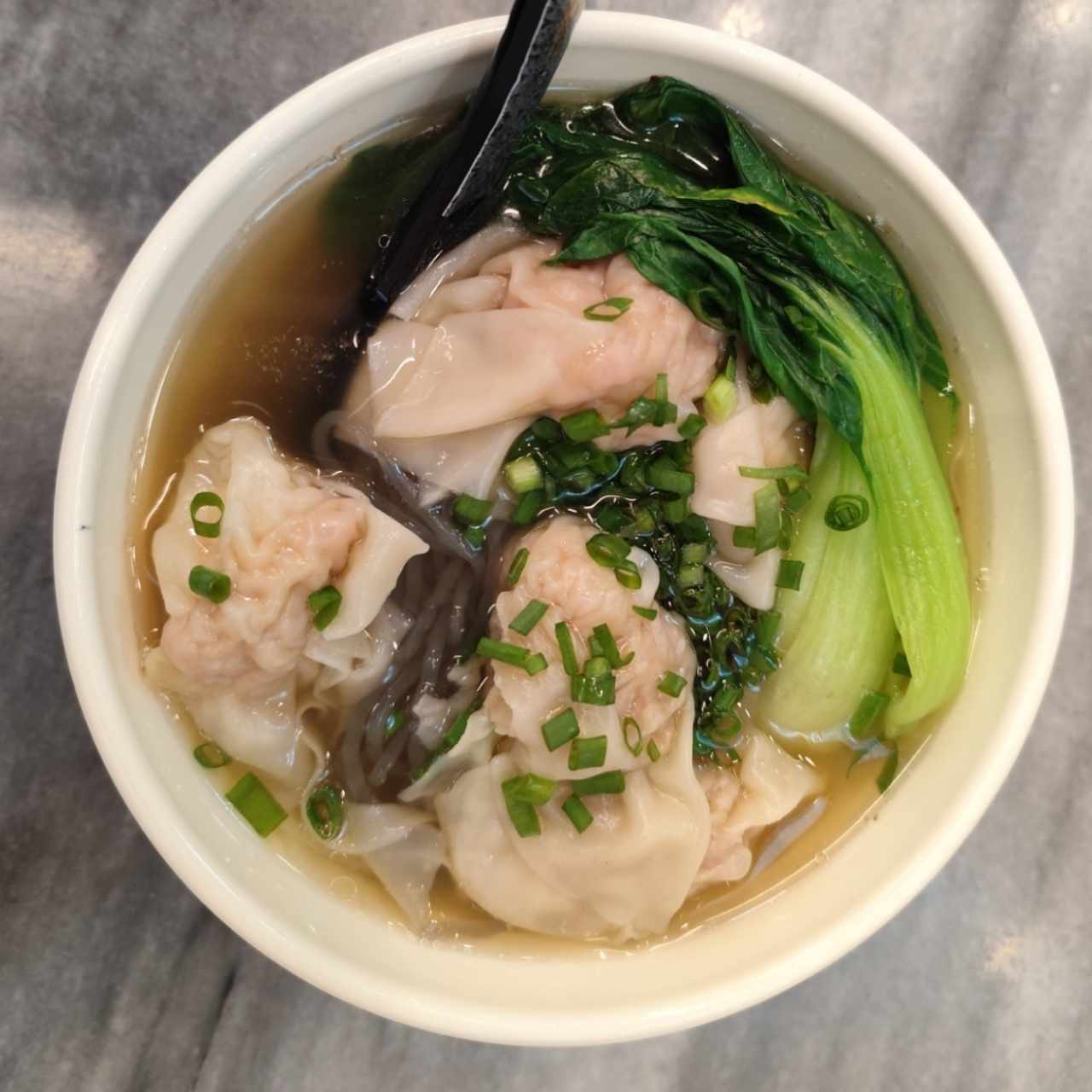 Sopa de wanton de puerco con fideo de yuca