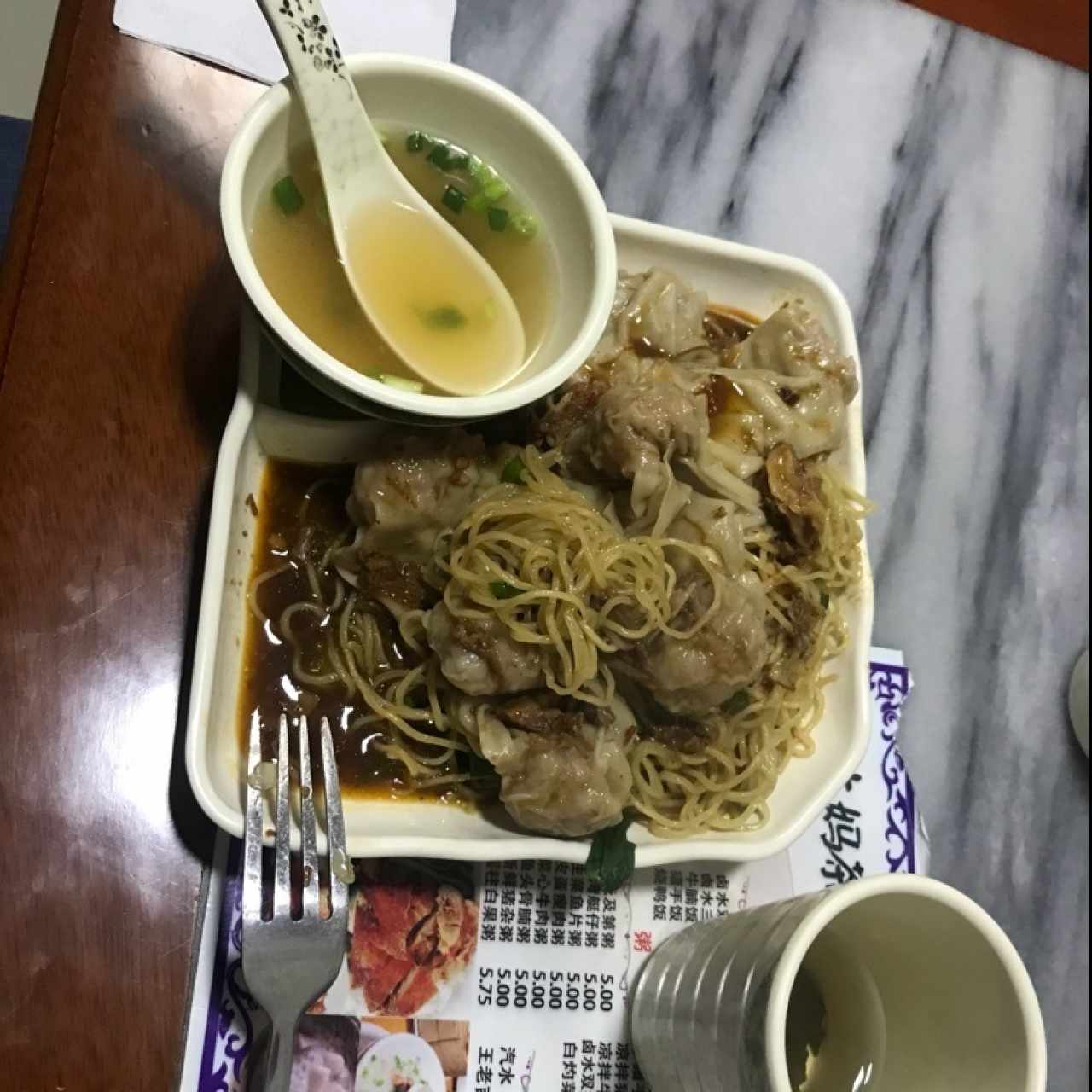 fideos con wanton de camarones y té verde