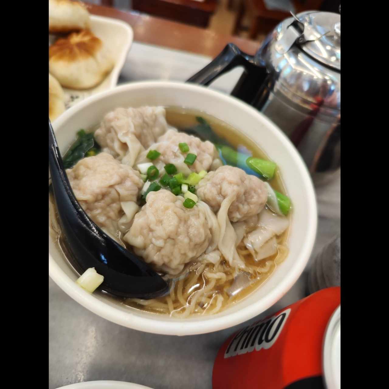Sopa de dumpling de puerco con cebollina