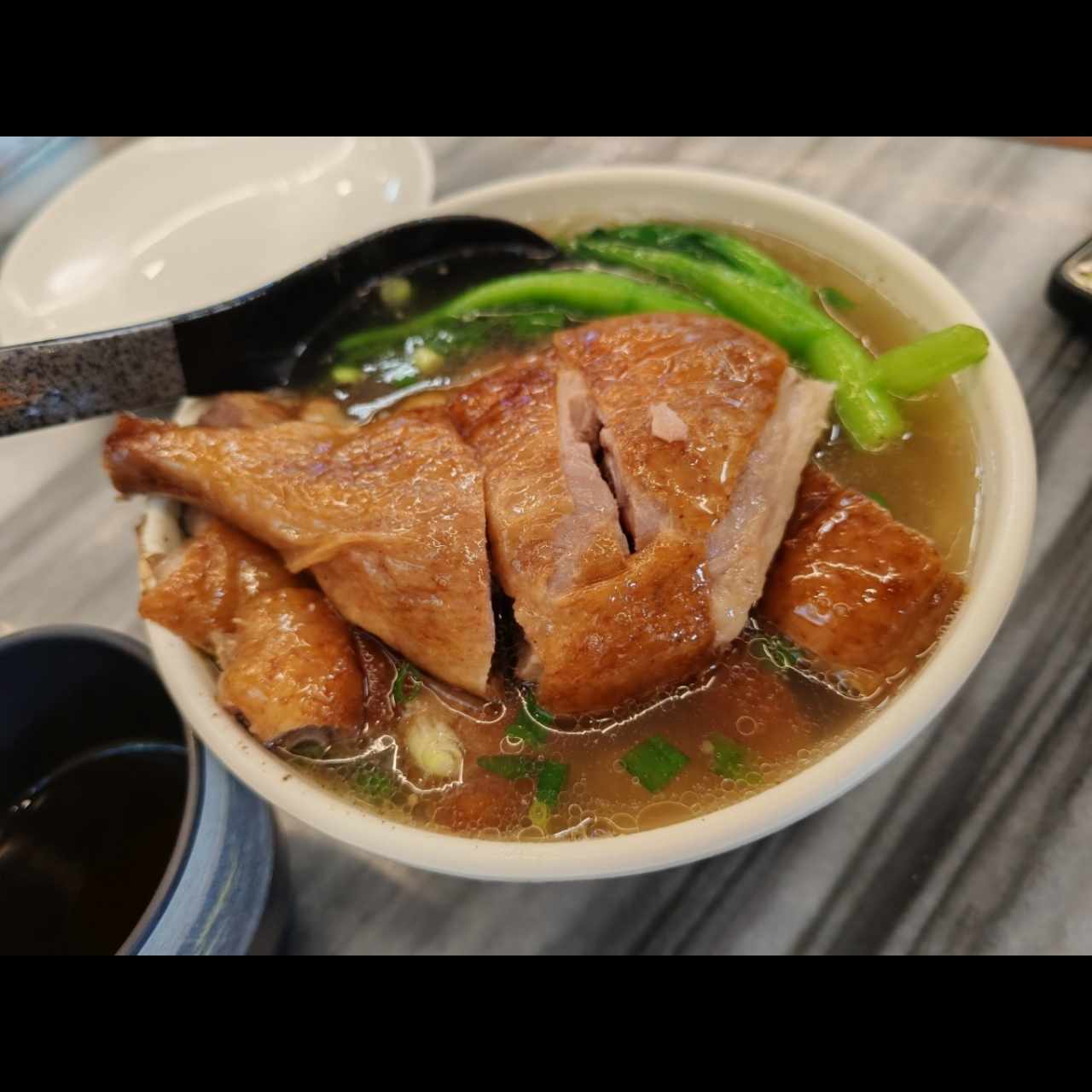 Sopa de pato asado con fideos de arroz