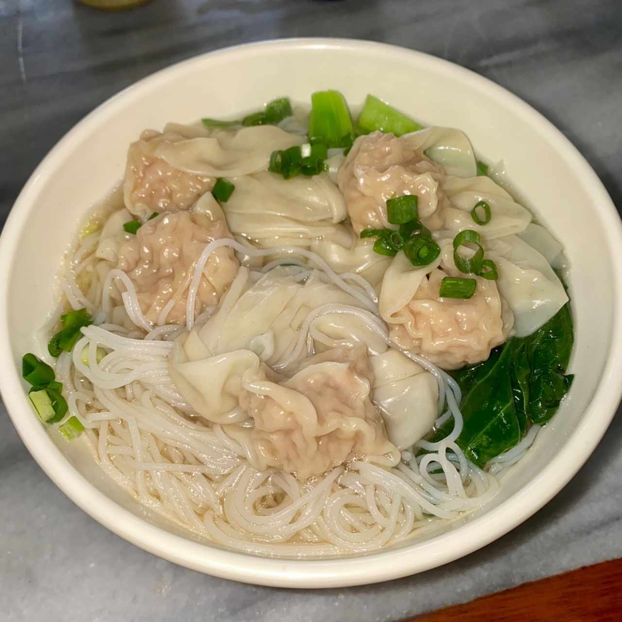 Sopa de wanton con fideos de arroz