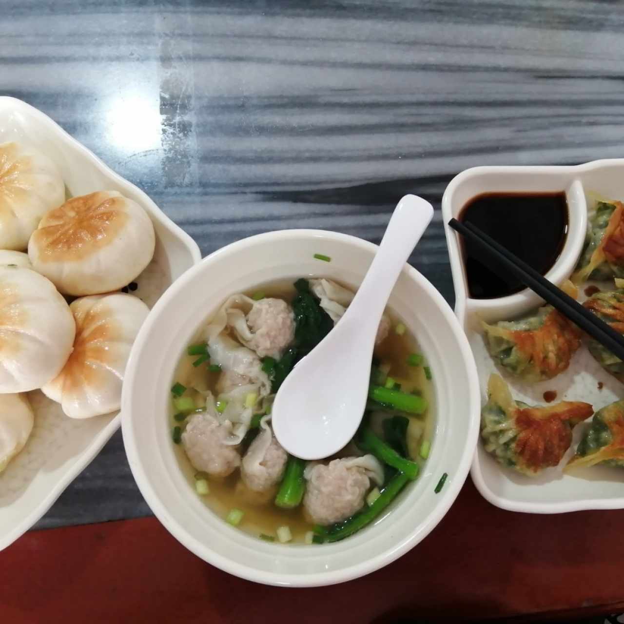 Sopa de wanton de puerco, hampao de puerco, dumpling de puerco con cebollina