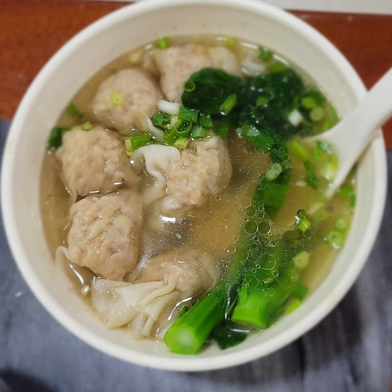 Sopa de dumplings de cerdo con camarón