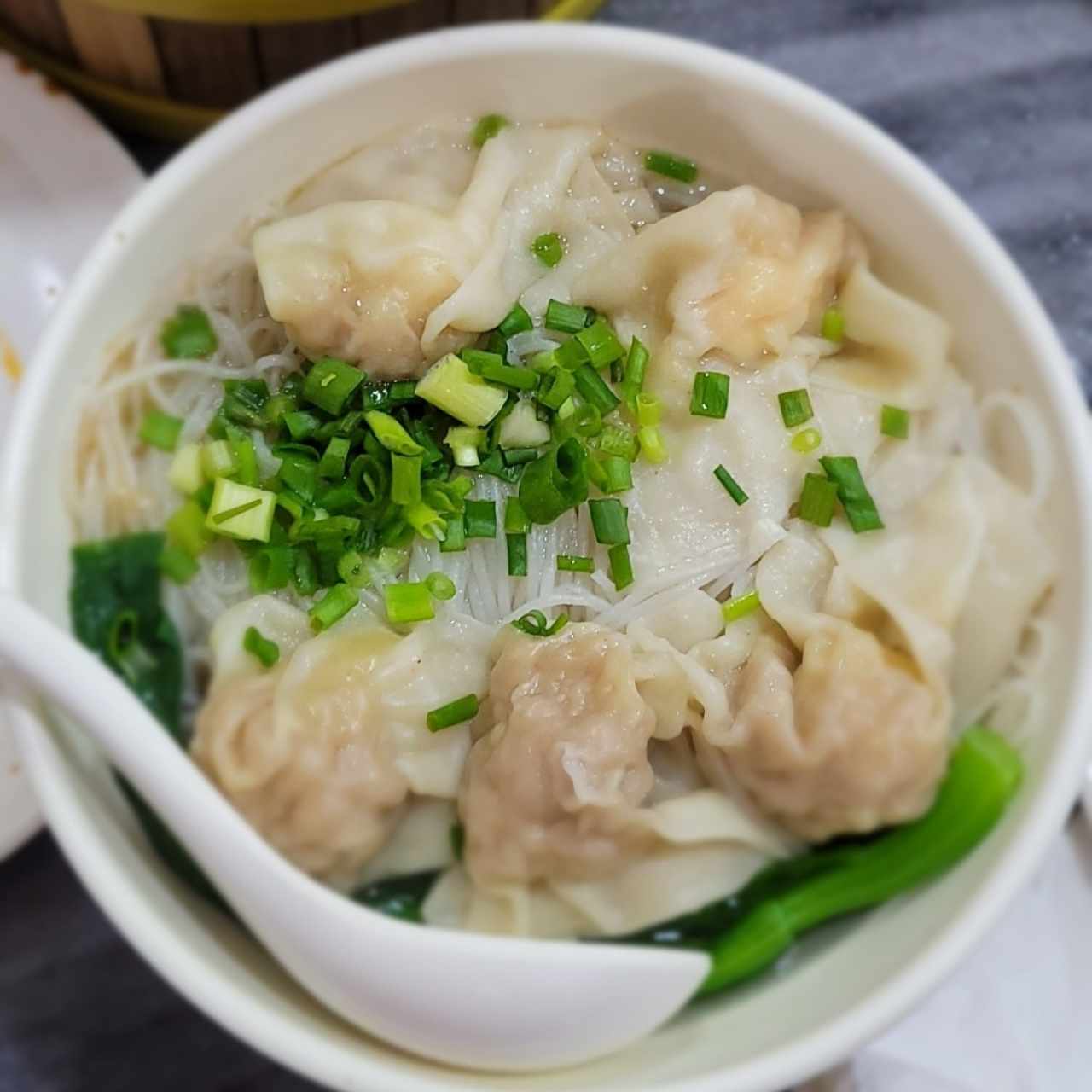 Sopa de dumplings de cerdo y camarón con fideos blancos