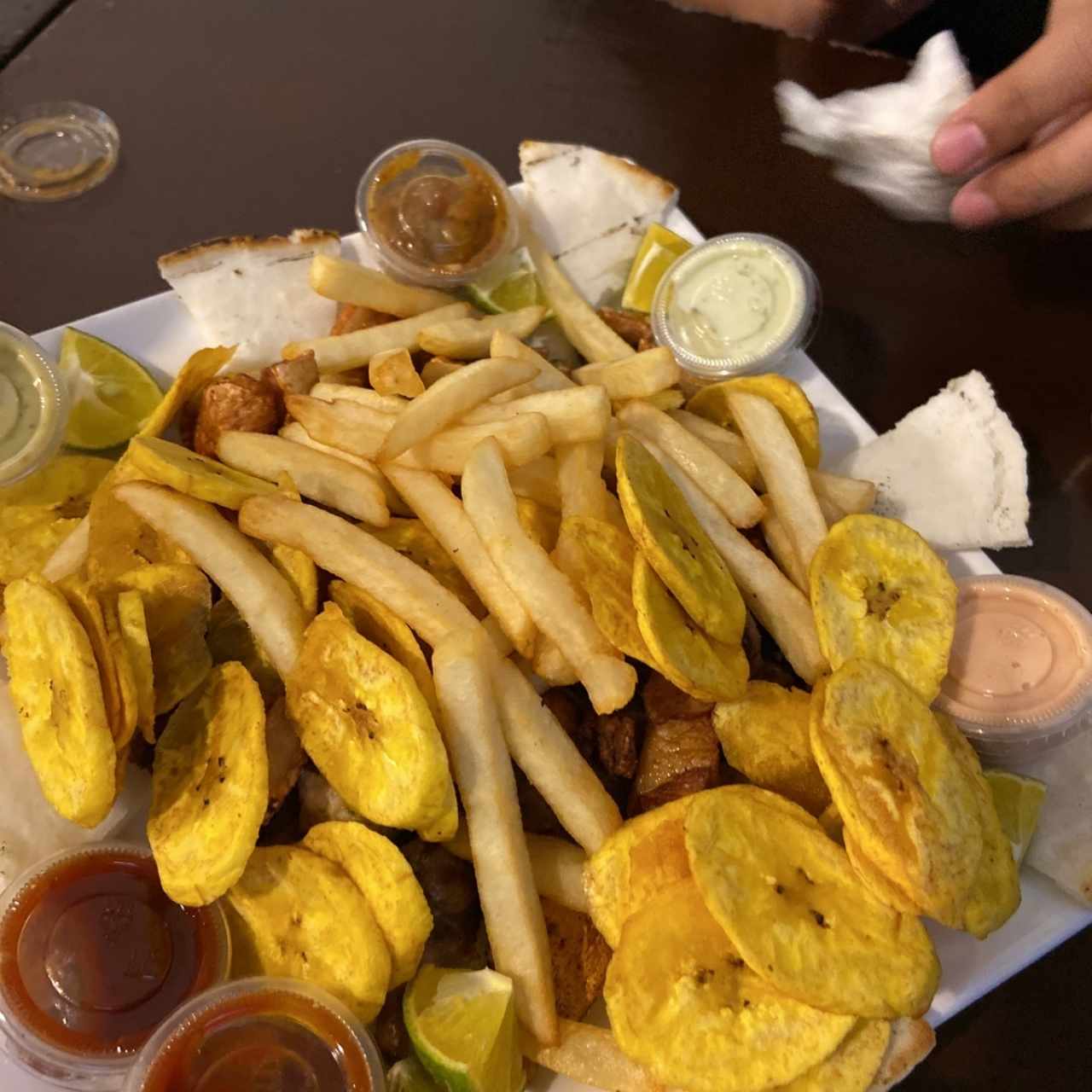 Picada de chicharrón con arepa