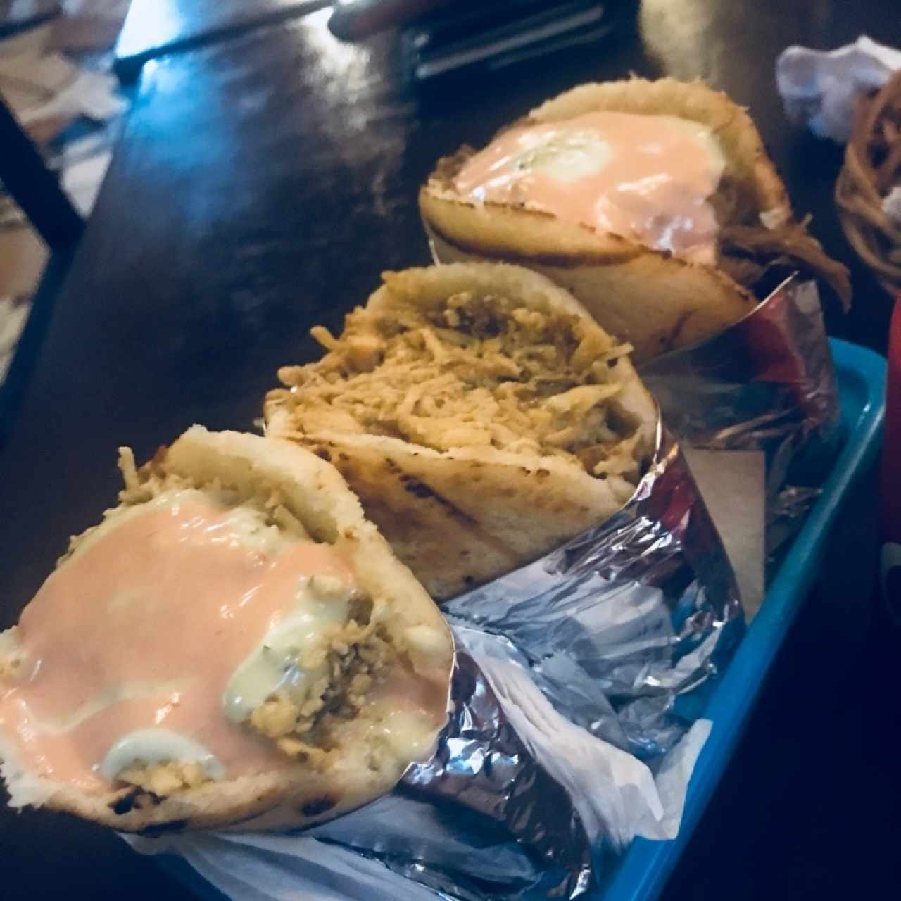 arepas de carne, pollo y chicharron 