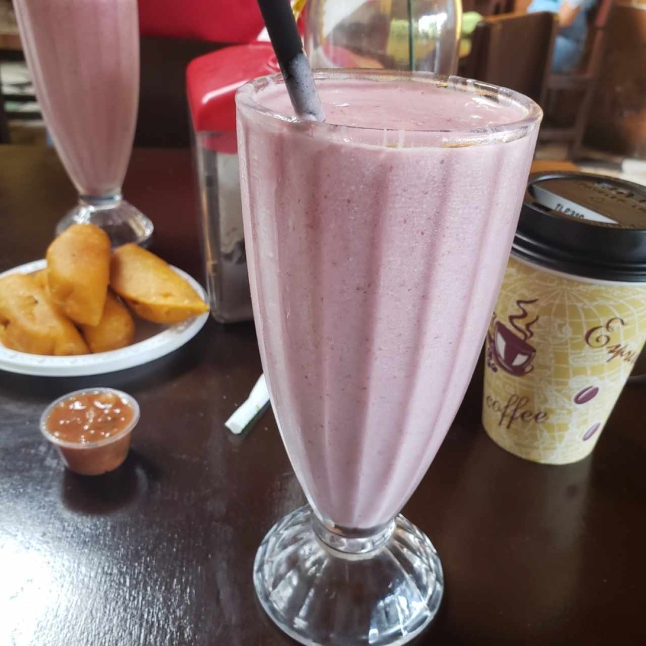 batido de fresa en leche.