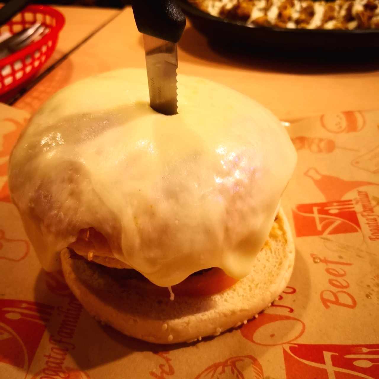 Hamburguesa bañada en queso 