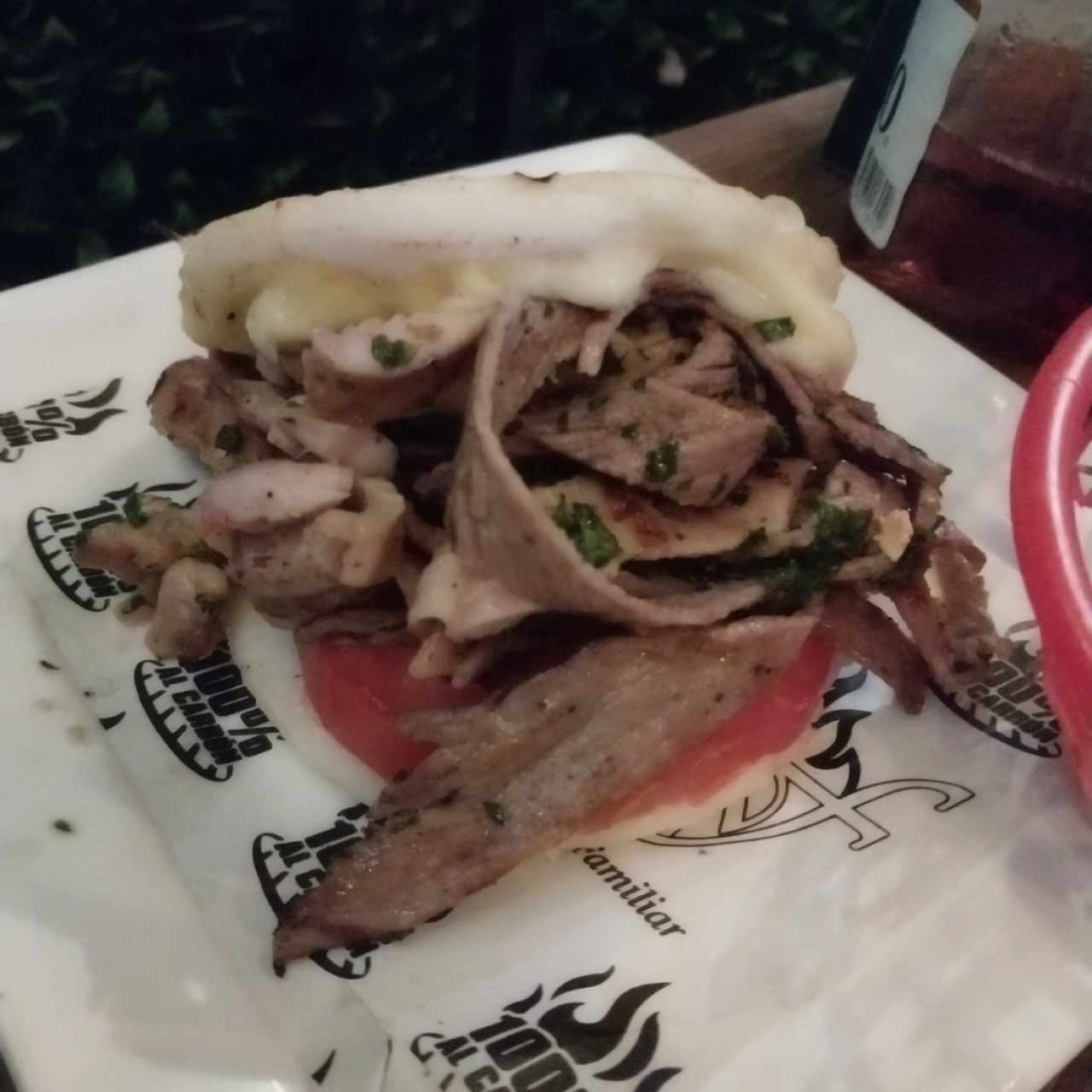 arepa carne y pollo asada