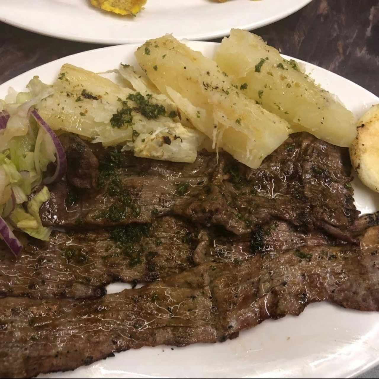 Carne asada delgada con yuca hervida. 😍🙌🏻