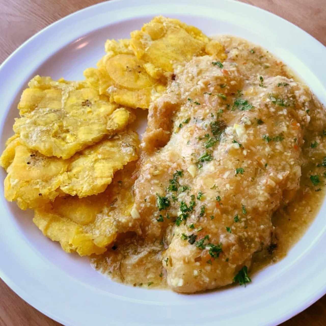 Pescado al ajillo con patacones