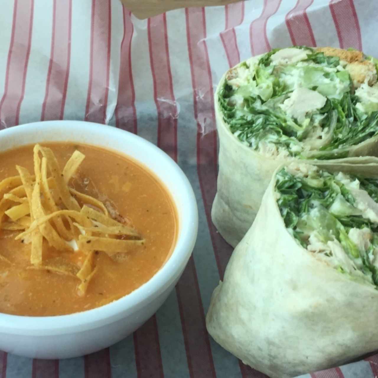 ensalada cesaer con pollo y sopa de tortilla