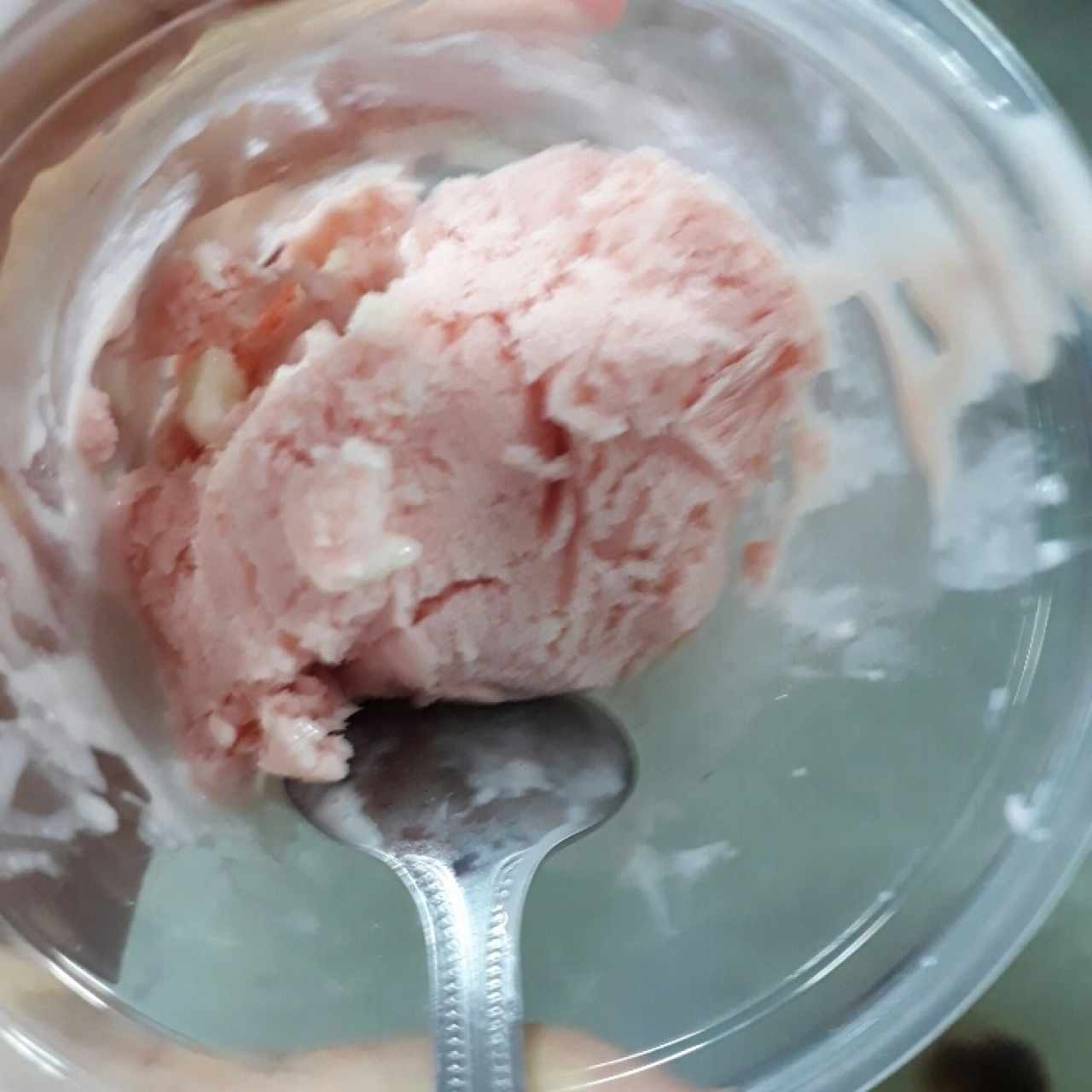 Helado de rosas con chocolate blanco