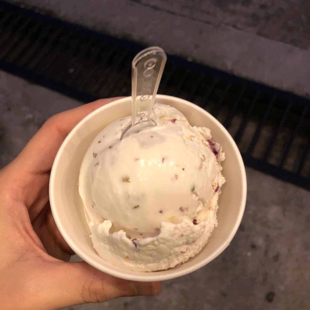 Helado de coco y pétalos de rosa El sultán