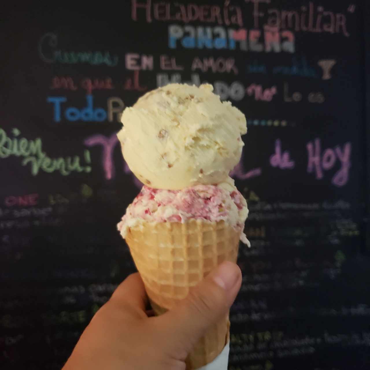 delicioso helado de mora y chesscake y vainilla.