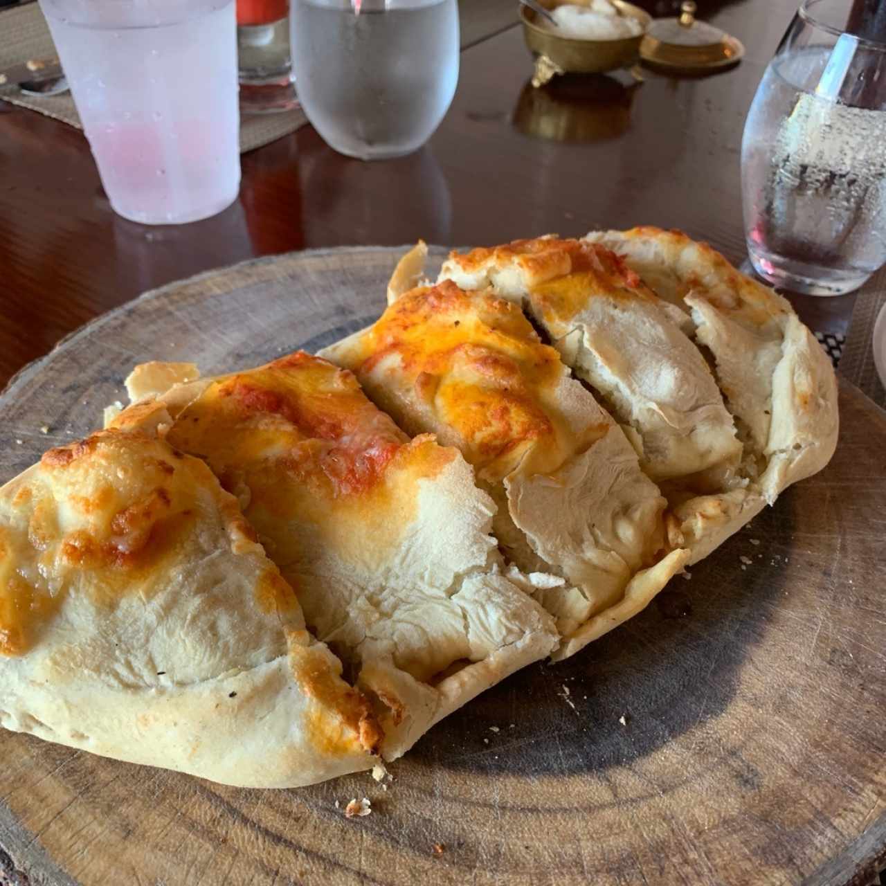 calzones de Chorizo, muzzarella y extra pollo