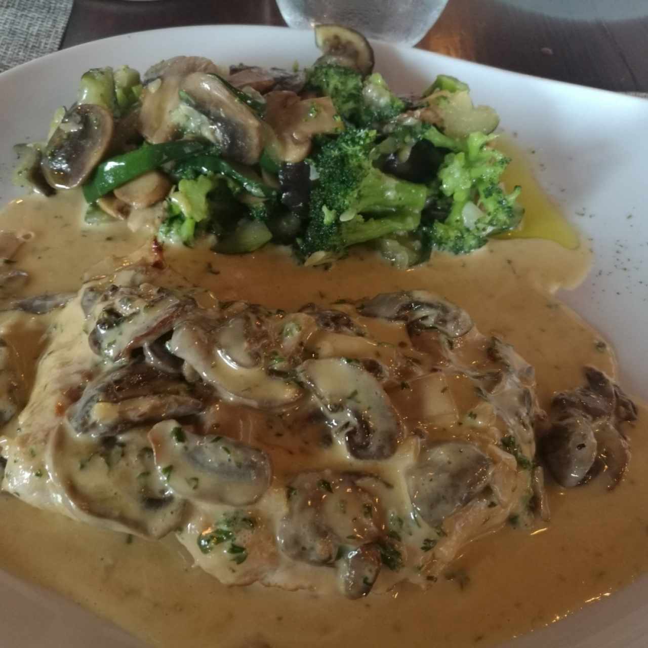 Pollo con champiñones y vegetales.