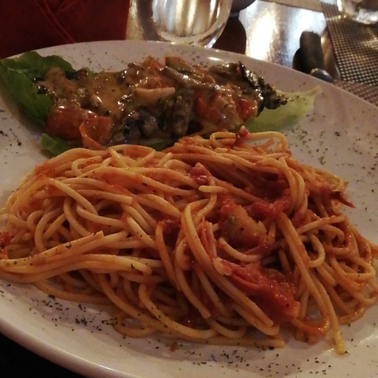 spaguetti en salsa rojas acompañado de una carne estilo Don gaitano con hongos 