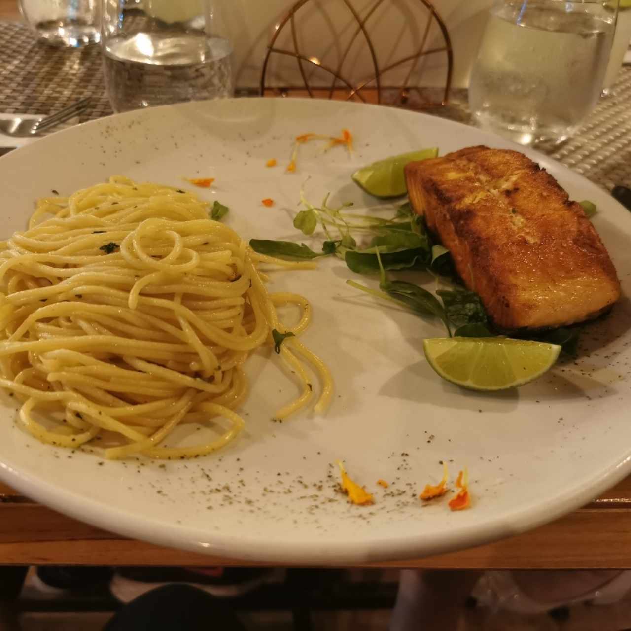 salmon grill con spaghetti 