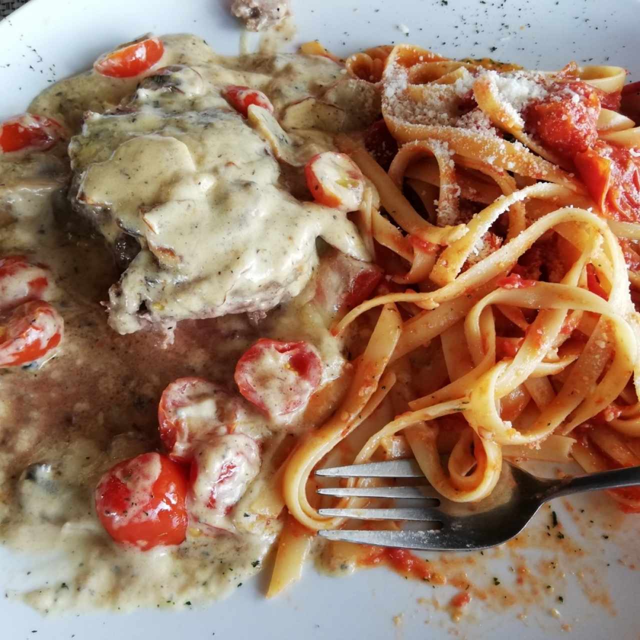 filete con hongos y pasta