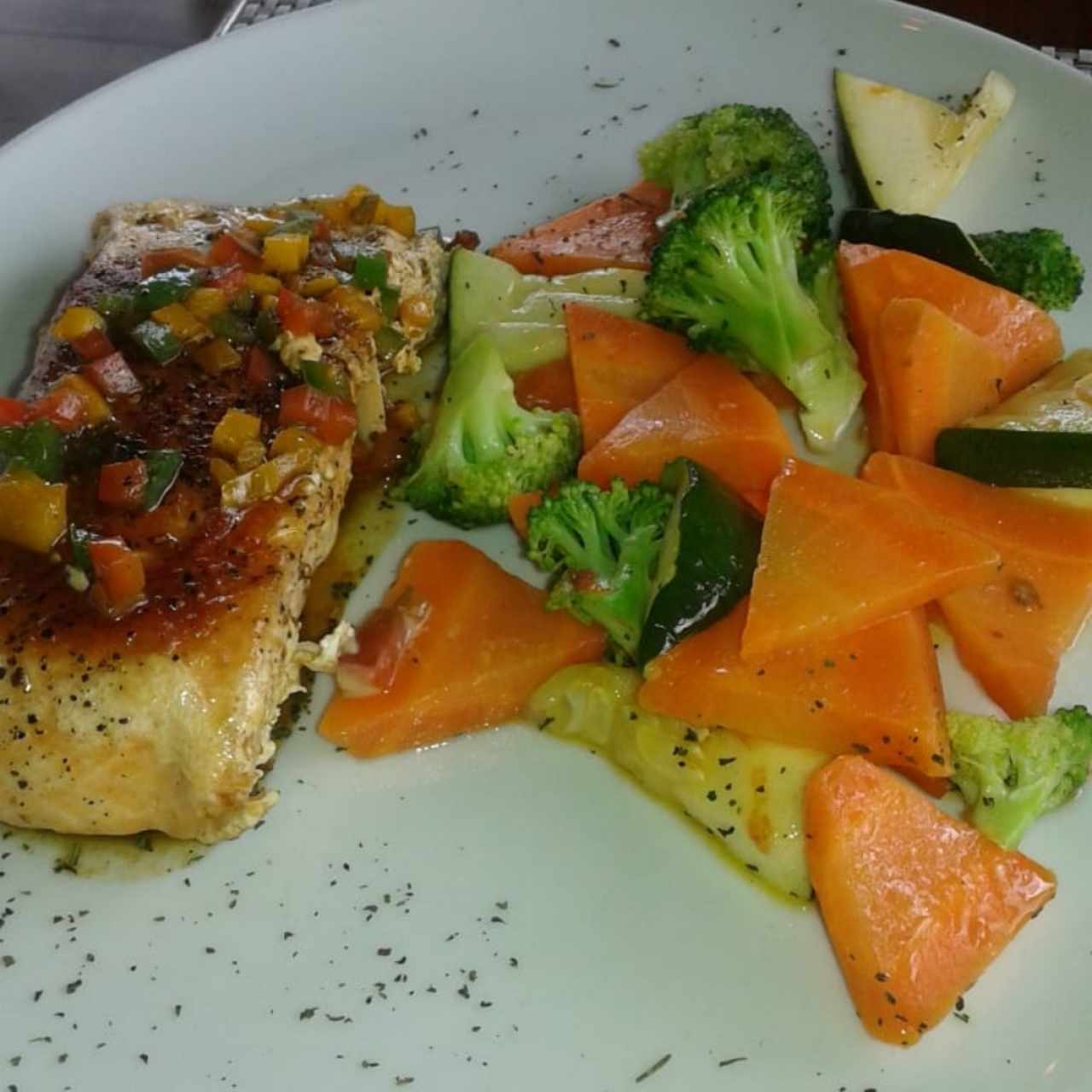 Salmón a la pimienta con vegetales salteados