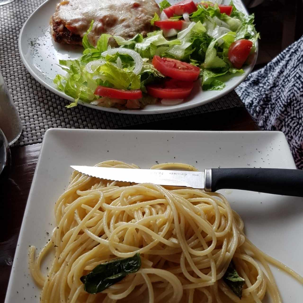 Pechuga a la parmesana con ensalada y spagueti al óleo