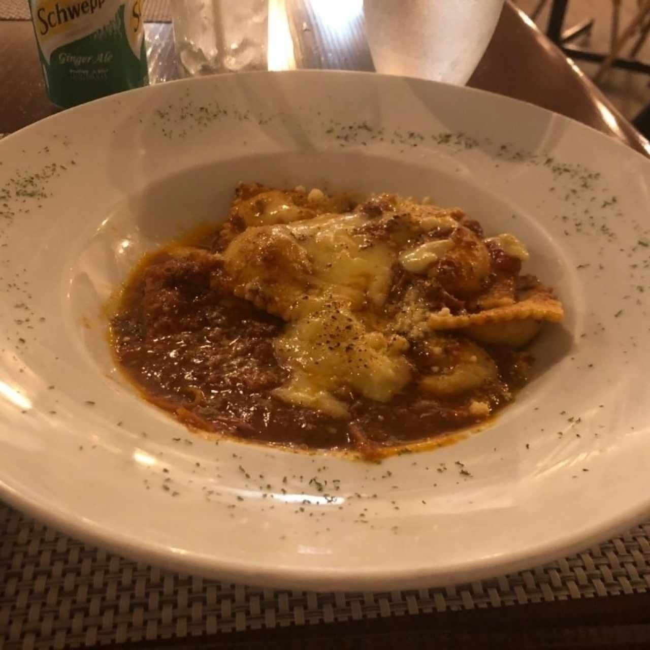 ravioli de carne en jugo de tomates 