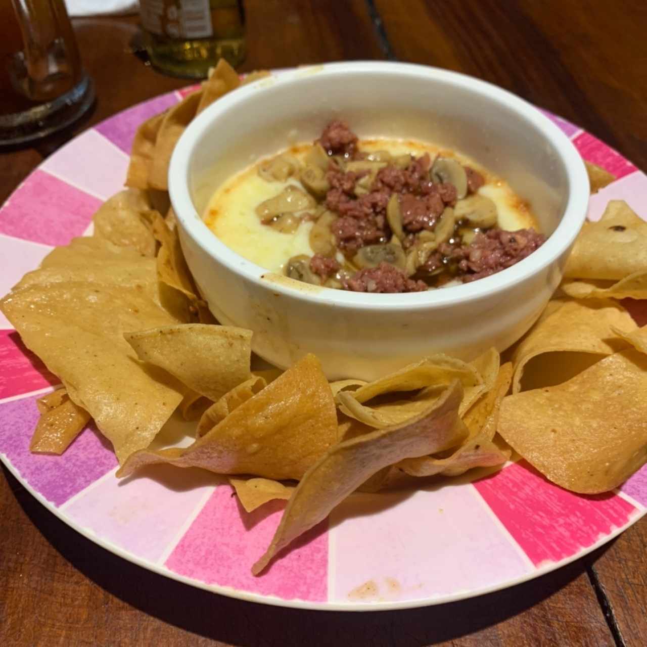 queso fundido con chorizo y hongos