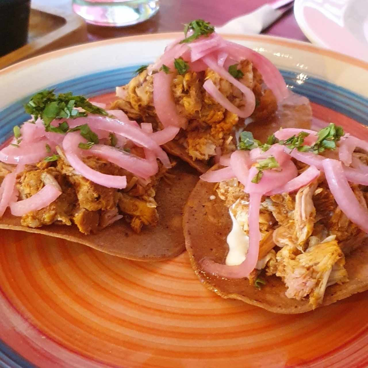 Tostadas de Cochinita Pibil o Carnitas