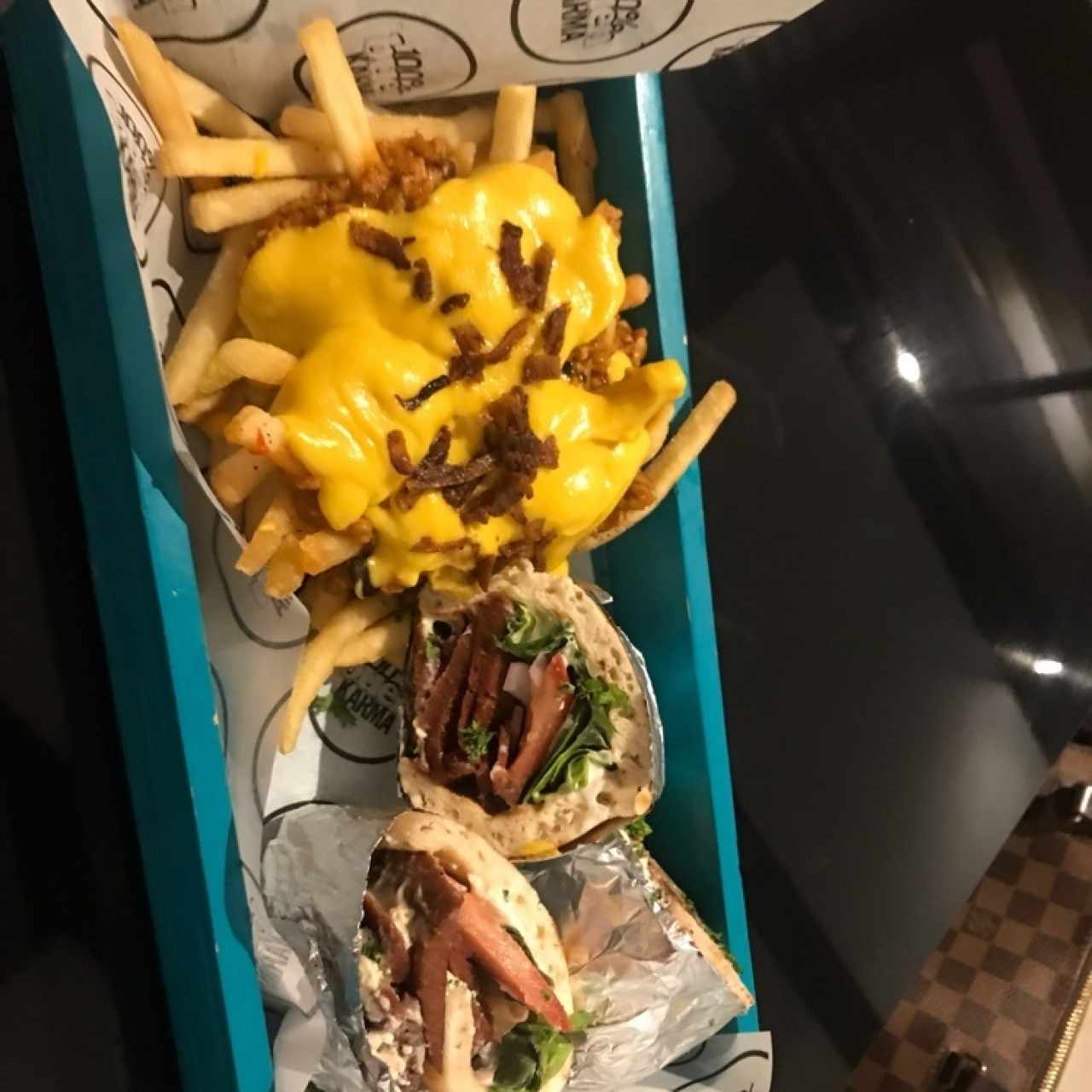  Gyro de Kordero con ‘naughty fries’