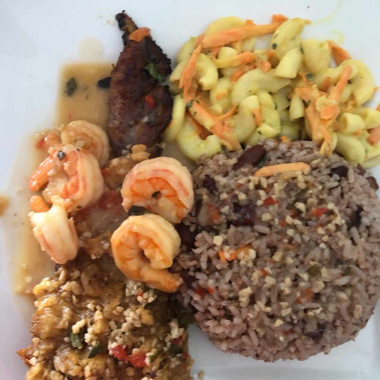 Filete de pescado con camarones y arroz con coco y ensalada de codotos