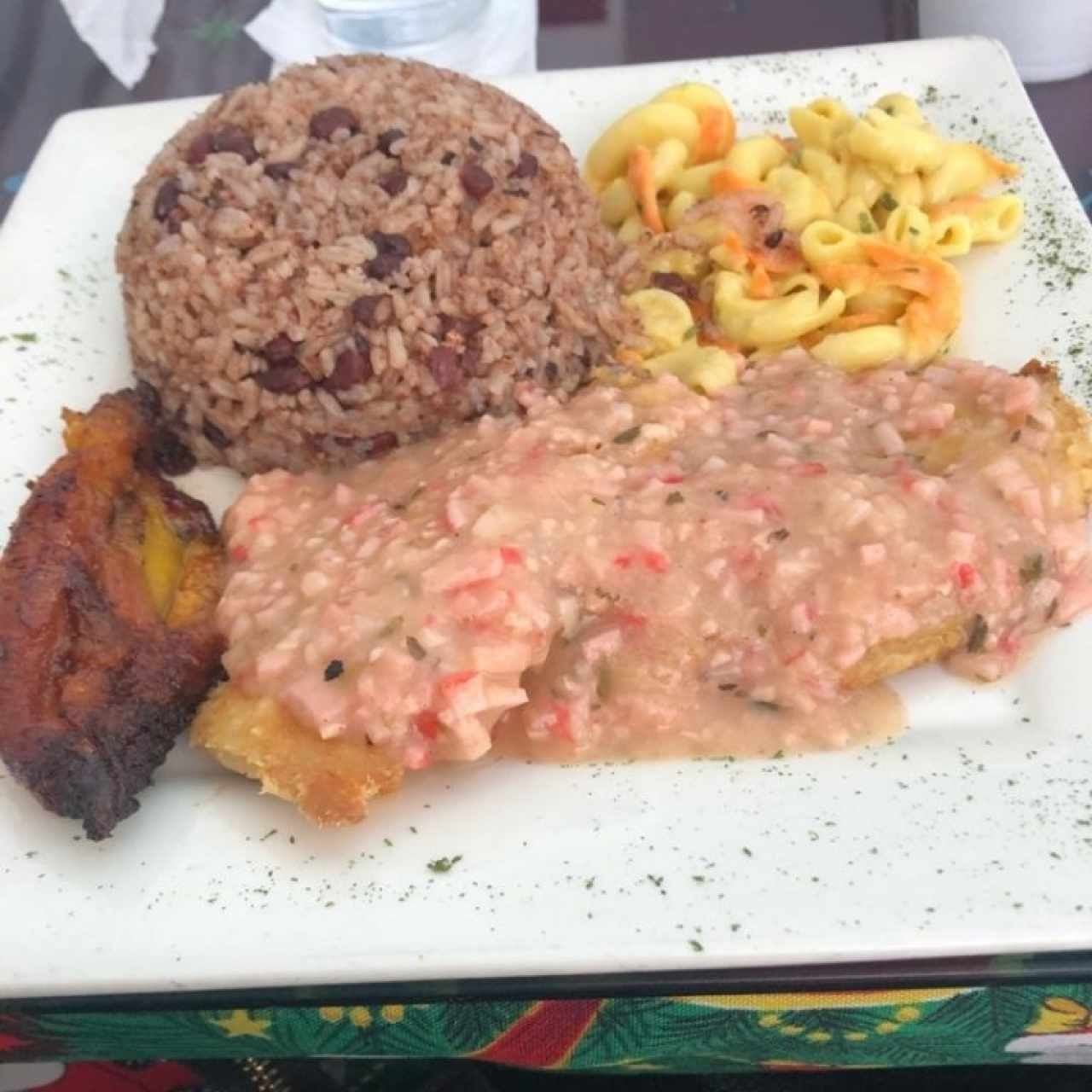 Filete de pescado con salsa de cangrejo, arroz con coco, plátano y ensalada