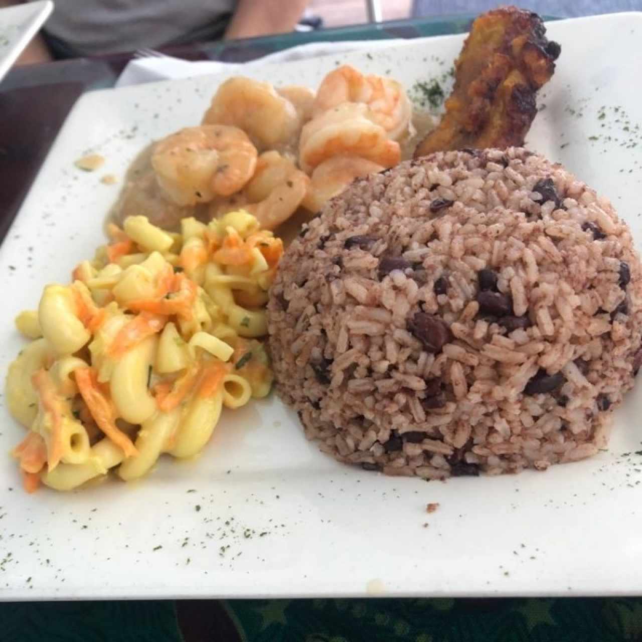 Camarones Bastimentos con arroz con coco, plátano y ensalada