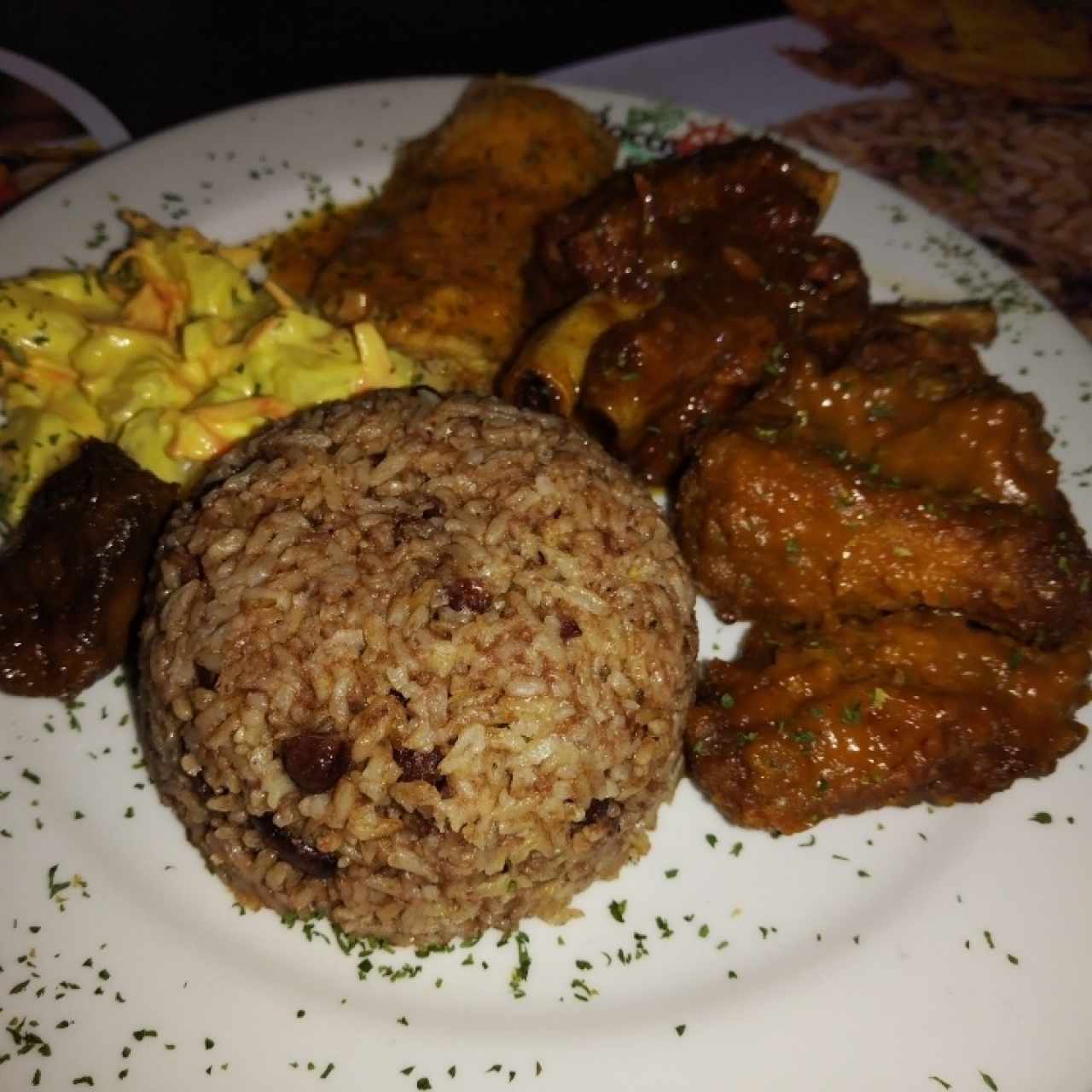 Alitas, costilla y filete con arroz con coco, ensalada y plátano en tentación 