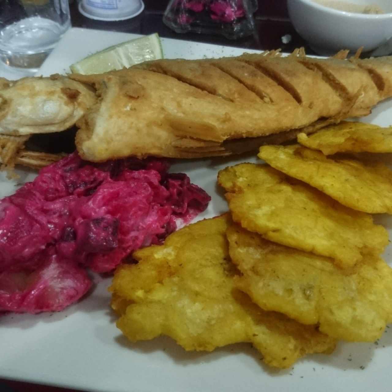 Pescado frito. Ensalada y patacones.