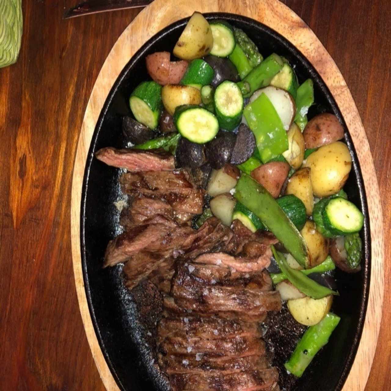 Entraña con vegetales a la parrilla