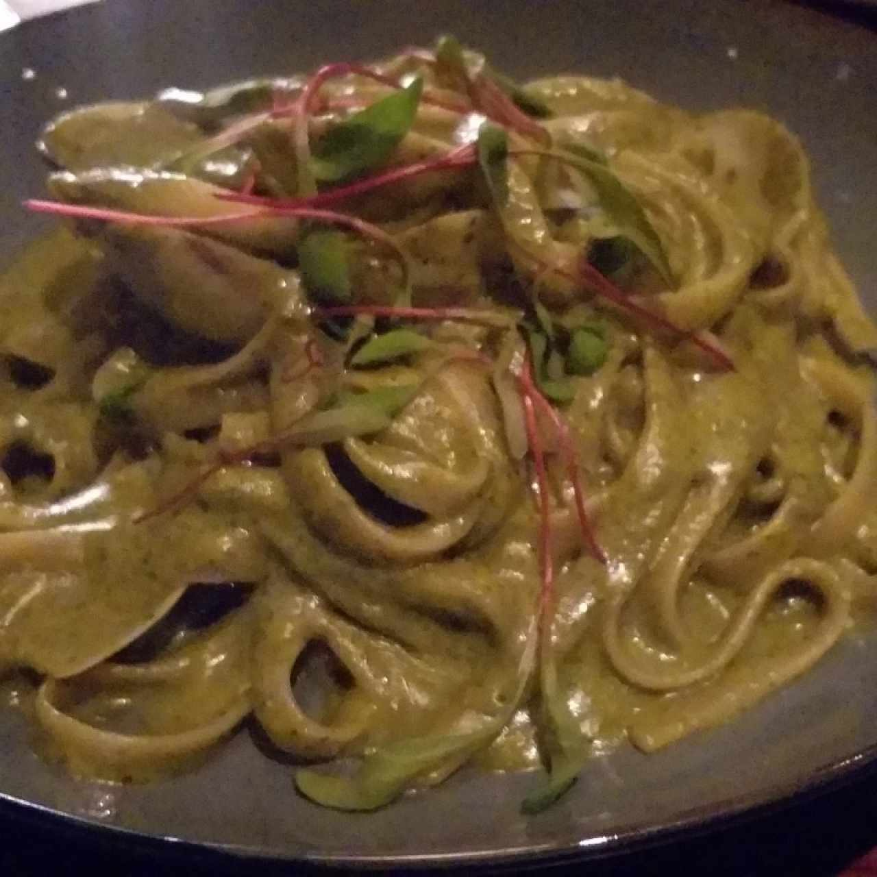 Fetuccine al pesto con almejas