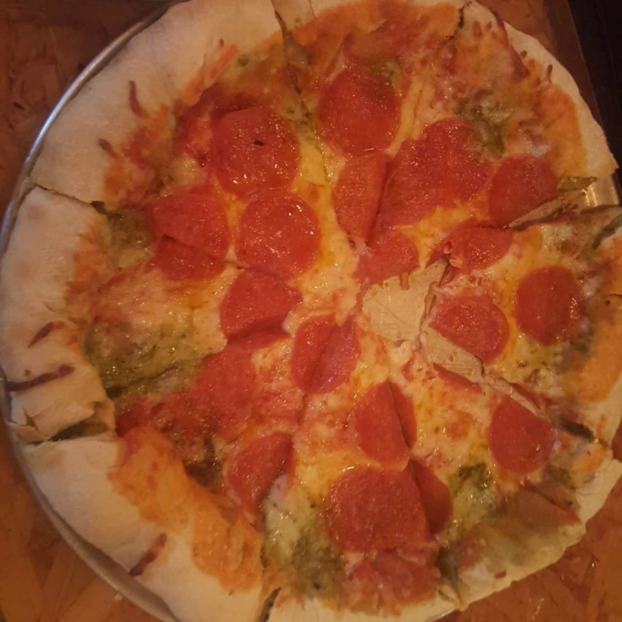 Pepperoni Classic, con borde relleno de mozzarella y pesto