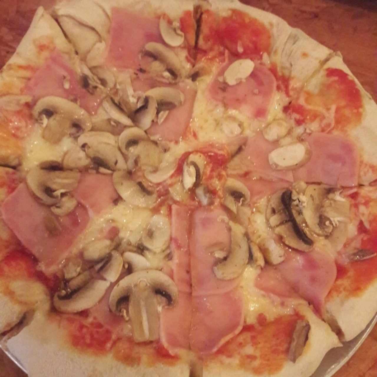 pizza de jamon y hongos con borde de mozarella peperoni y aceitunas negras