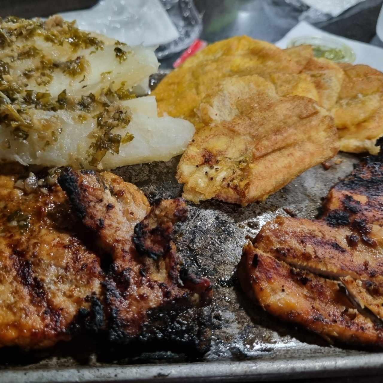 lomo, pollo, patacones y yuca