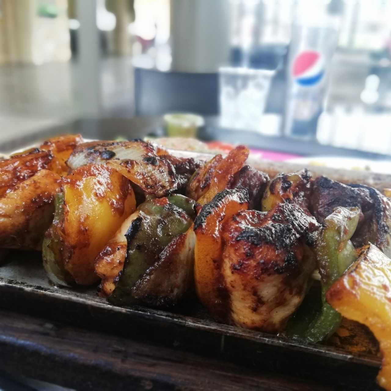 Brocheta mixta de pollo y res