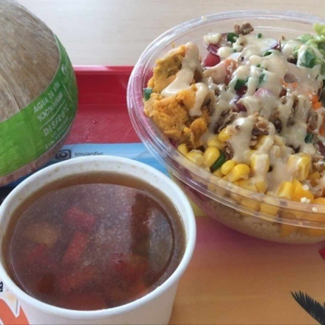 Bowl, sopa de pollo y agua de coco